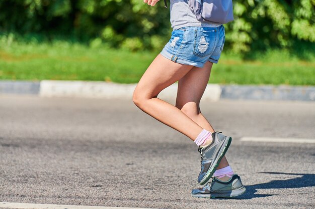 Donna atletica che pareggia in abiti sportivi sulla strada della città