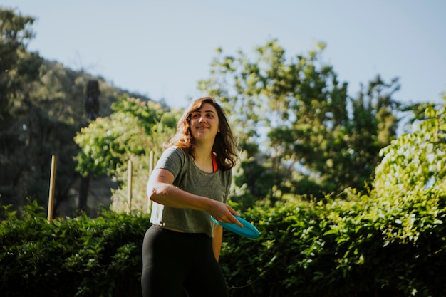 Donna attiva che getta un frisè