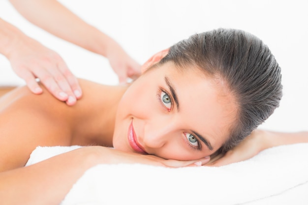 Donna attraente che riceve il massaggio alla schiena al centro benessere