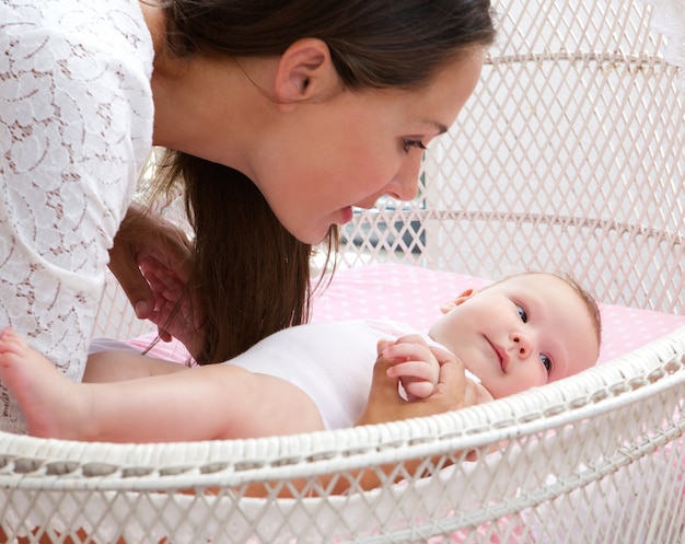 Donna attraente con bambino in culla