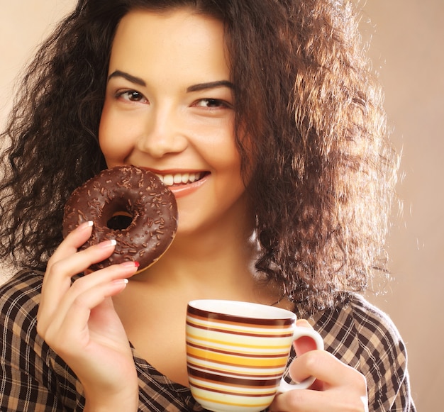 Donna attraente con caffè e biscotti