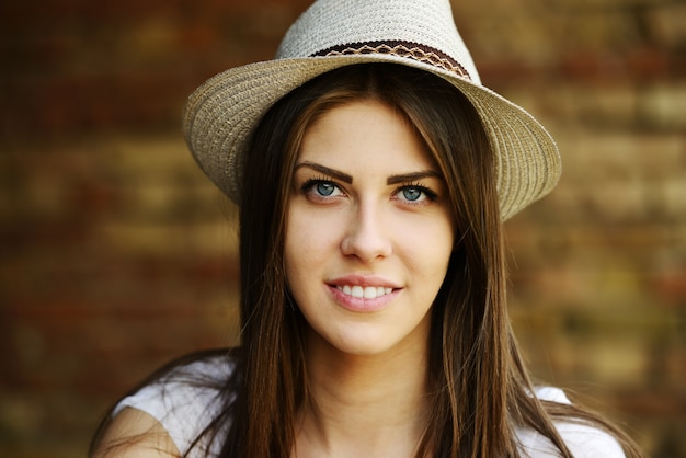 Donna attraente con cappello da cowboy