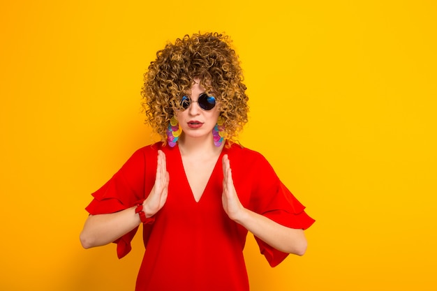 Donna attraente con i capelli corti ricci