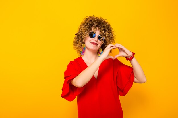 Donna attraente con i capelli corti ricci