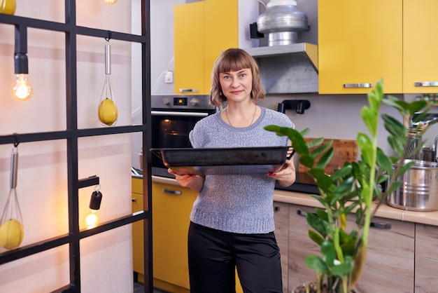 Donna attraente in cucina