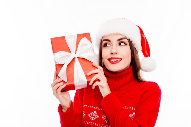 Donna attraente nella scatola della tenuta della protezione della Santa con il regalo di Natale