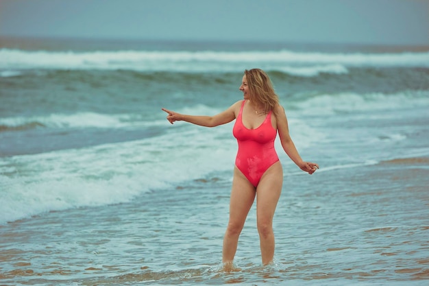 Donna attraente sulla spiaggia in Danimarca