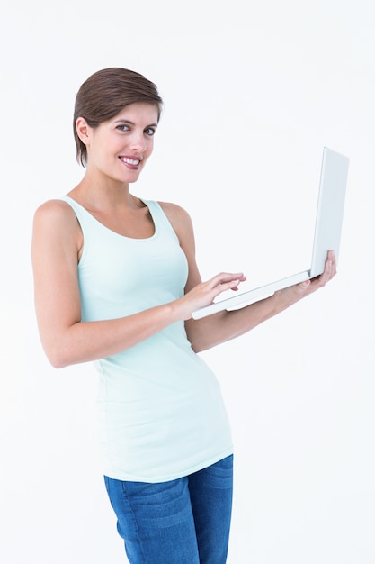 Donna attraente usando il suo computer portatile