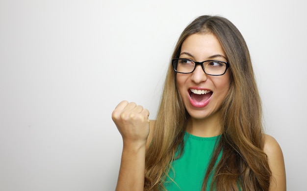 Donna autodeterminata con gli occhiali che guarda al lato