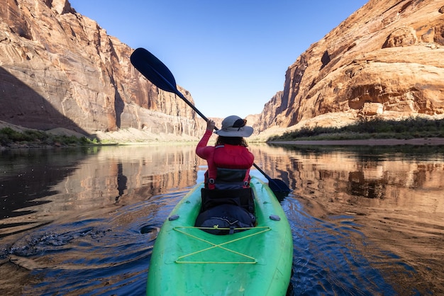 Donna avventurosa su un kayak che rema nel fiume Colorado