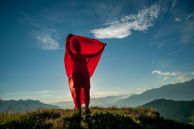 Donna avvolta in una sciarpa rossa al vento