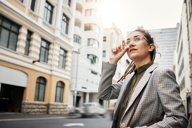 Donna aziendale in viaggio in città e recarsi al lavoro con edifici sfocati in movimento e in attesa di un taxi Persona di sesso femminile professionale in abiti da lavoro di strada urbana e viaggio verso il posto di lavoro