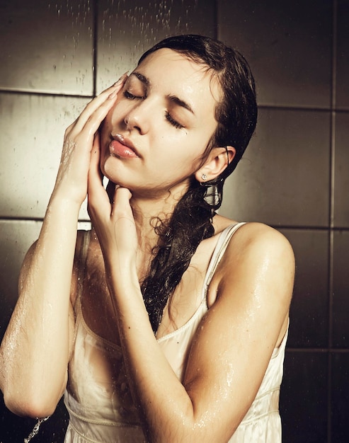 Donna bagnata con goccia d'acqua