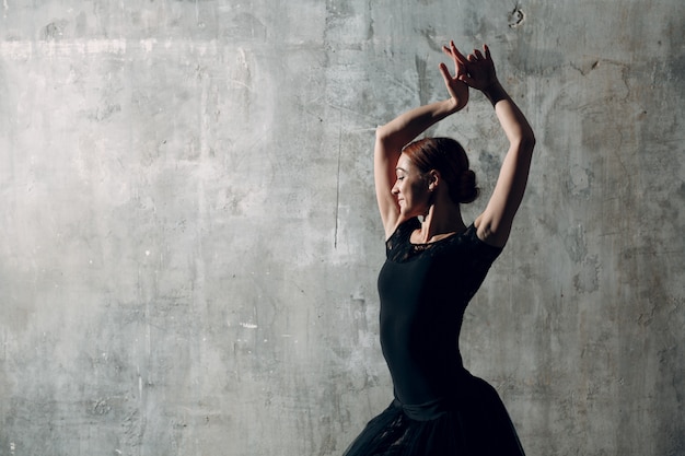 Donna ballerina di flamenco in abito nero