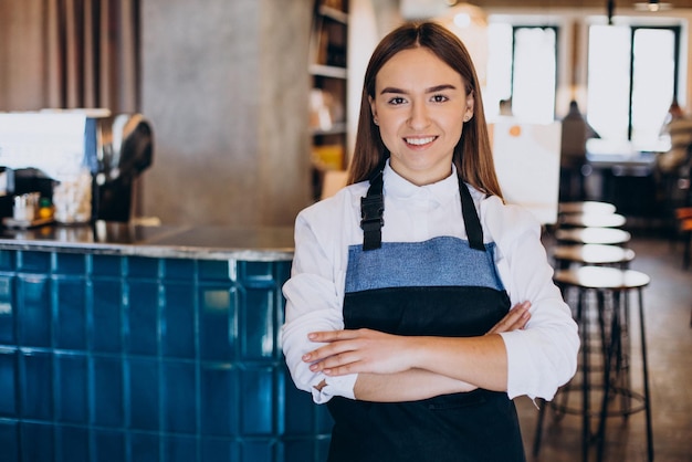 Donna barista alla caffetteria in piedi accanto al barista