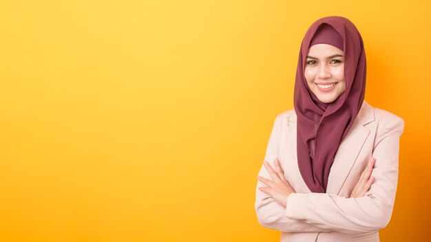 Donna bella business con ritratto hijab su sfondo giallo