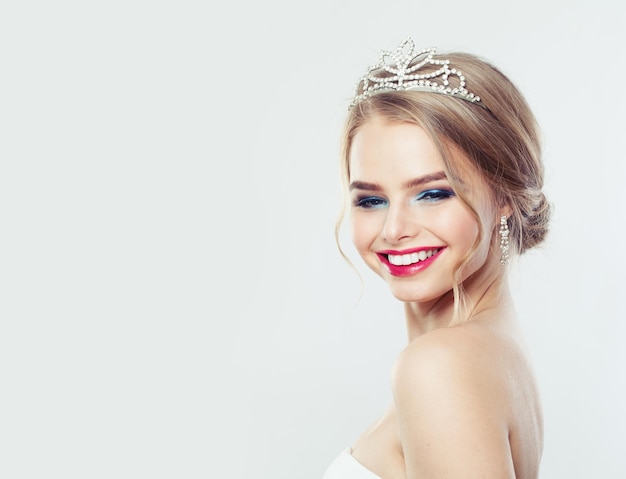 Donna bella con i capelli da sposa e gioielli di diamanti ritratto di modella sorridente