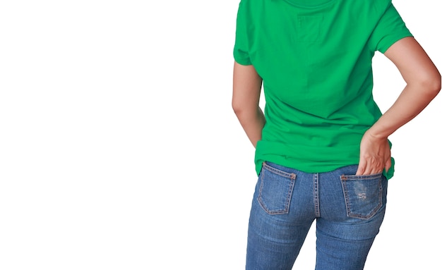 Donna bella del corpo con t-shirt verde e blue jeans