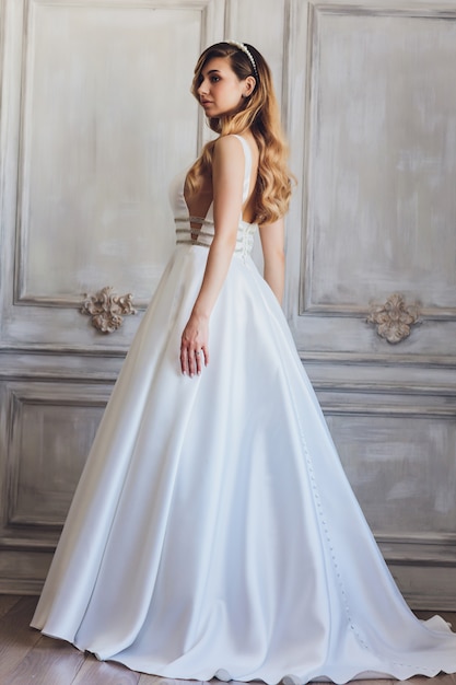 Donna bella sposa in abito da sposa e velo. moda ritratto di giovane sposa bellissima. Vestito da sposa.