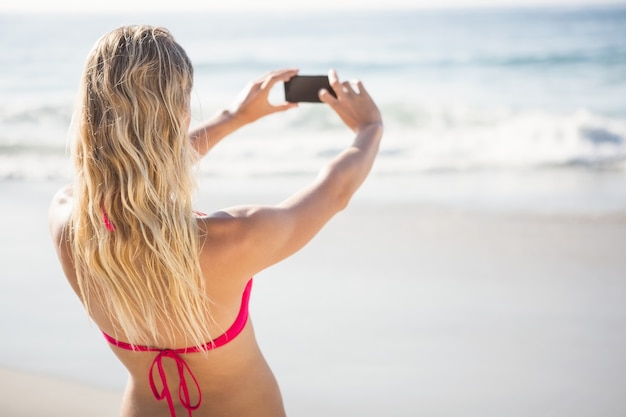 Donna bionda che cattura un selfie