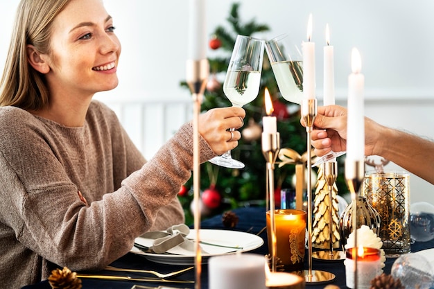 Donna bionda che ha una cena romantica di Natale