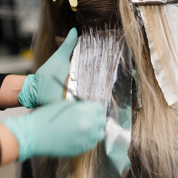 Donna bionda che ottiene i suoi capelli che tingono