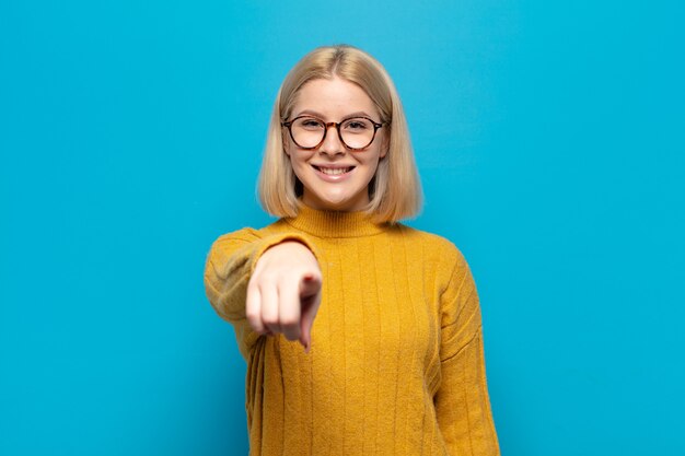 Donna bionda che punta alla telecamera