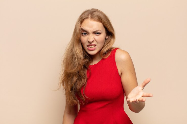 Foto donna bionda che sembra arrabbiata, irritata e frustrata urlando cosa c'è che non va in te