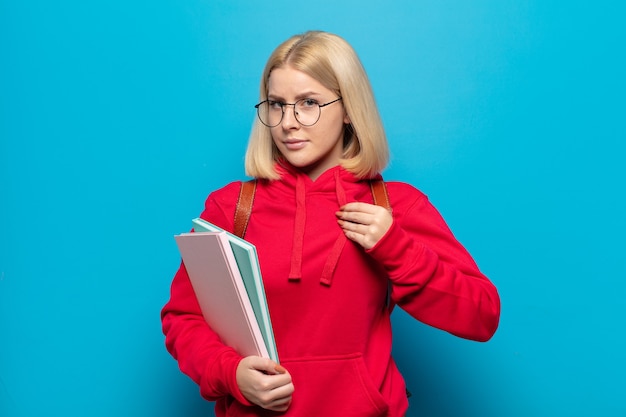 Donna bionda che sembra arrogante, di successo, positiva e orgogliosa, indicando se stessa