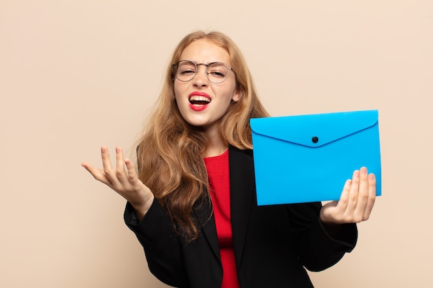 Donna bionda che sembra disperata e frustrata, stressata, infelice e infastidita, gridando e urlando