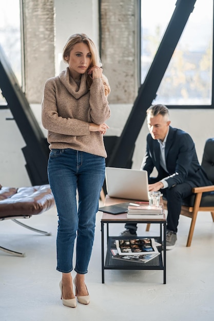 Donna bionda che sembra stressata e sconvolta