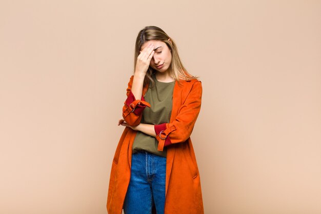 Donna bionda che sembra stressata