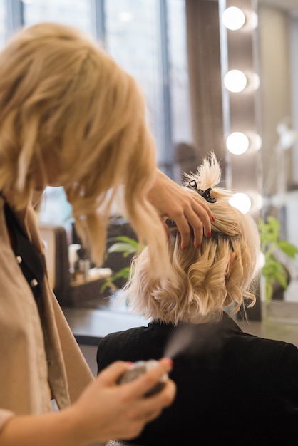 Donna bionda che si fa fare i capelli