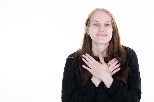 donna bionda con le mani incrociate sul petto con occhi azzurri e lunghi capelli biondo chiaro