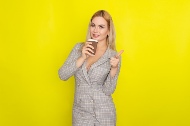 Donna bionda di affari con la tazza di caffè