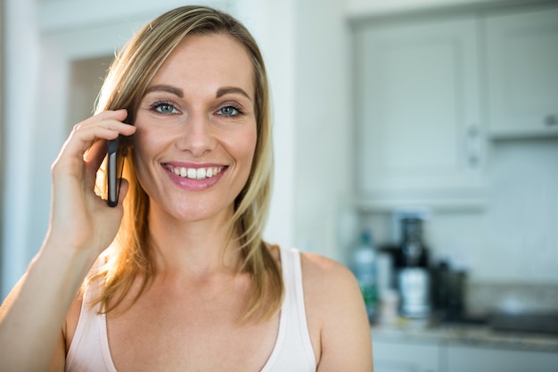 Donna bionda graziosa al telefono