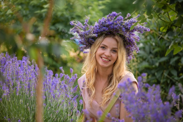 Donna bionda in corona vicino a cespugli di lavanda