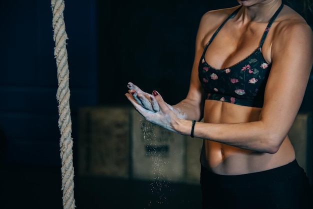 Donna bionda in forma che si prepara per l'allenamento in palestra