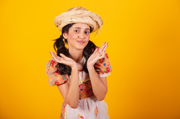 Donna brasiliana con abiti da festa di giugno sorridenti