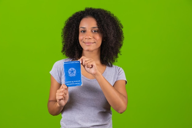 Donna brasiliana con lavoro documentale e previdenziale Carteira de Trabalho e Previdencia Social