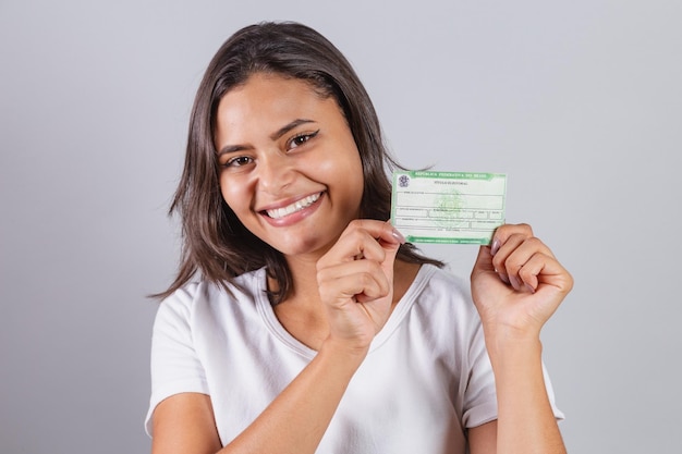 Donna brasiliana con registrazione degli elettori votanti alle elezioni