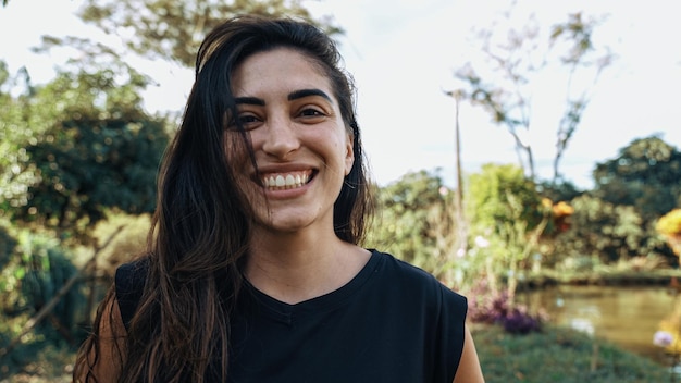 Donna brasiliana latina sorridente nella fattoria Gioia positiva e amore