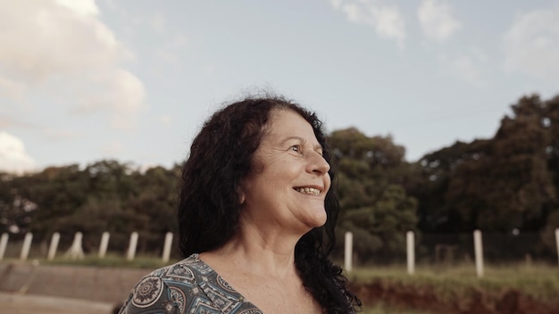 Donna brasiliana latina sorridente nella fattoria Gioia positiva e amore