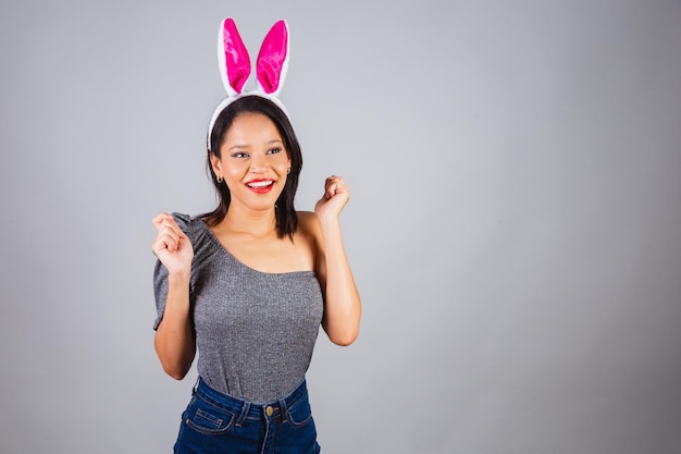 Donna brasiliana nord-orientale che indossa foto di orecchie da coniglio per il tifo pasquale che desidera e desidera