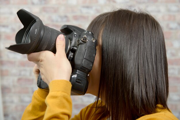 donna bruna con macchina fotografica