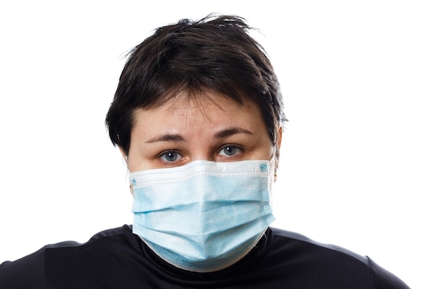 Donna bruna con occhi tristi in maschera medica isolata su sfondo bianco Foto di alta qualità