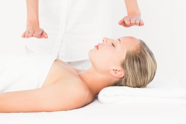 Donna calma che riceve il trattamento di reiki