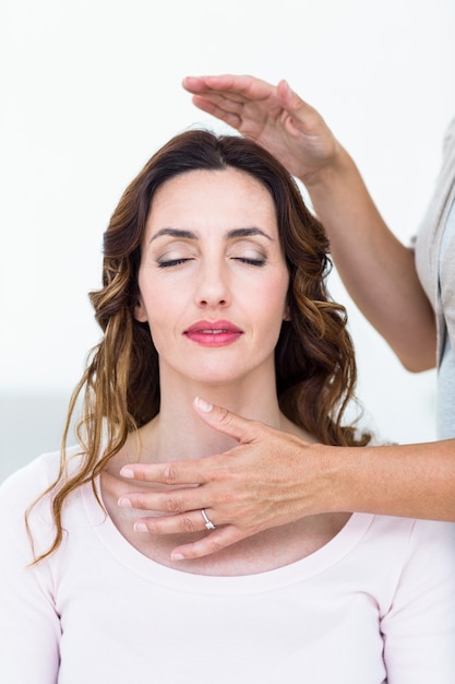 Donna calma che riceve il trattamento di reiki