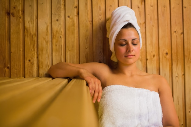 Donna calma che si distende in una sauna