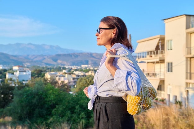 Donna calma felice che gode della vacanza nella vista di profilo della natura